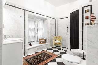 Отели типа «постель и завтрак» The Secret Garden Boutique B&B Вильнюс Роскошный люкс-13